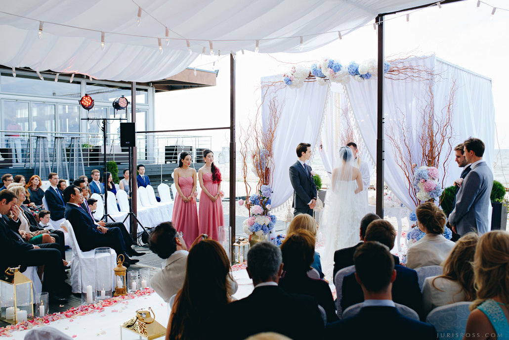 Kāzas LightHouse Jurmala ar ceremonija pludmalē un Augu māja noformēju