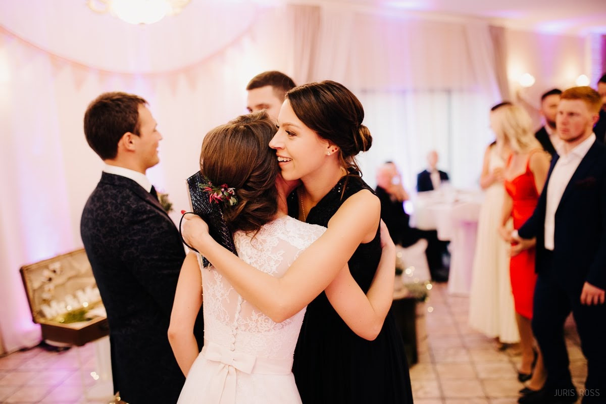 Kāzas rudenī lietainā dienā ar Vecrīgā