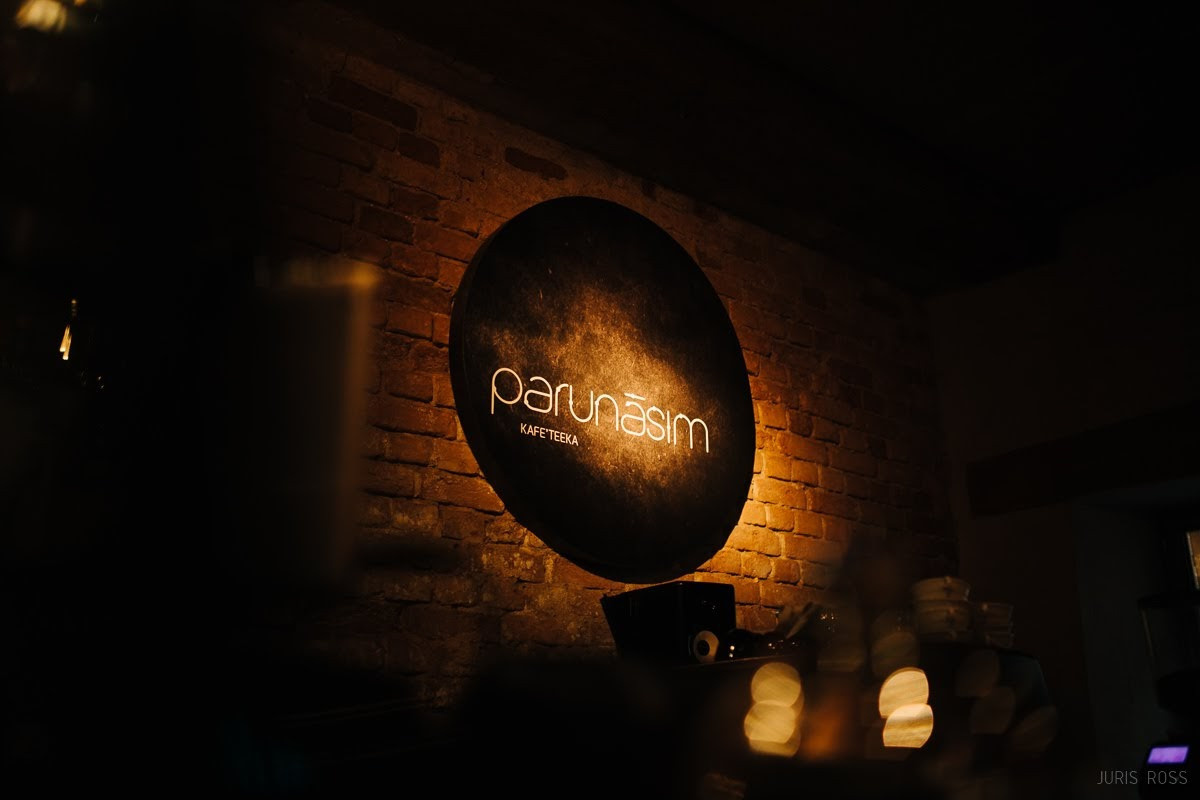 Kāzas rudenī lietainā dienā ar Vecrīgā