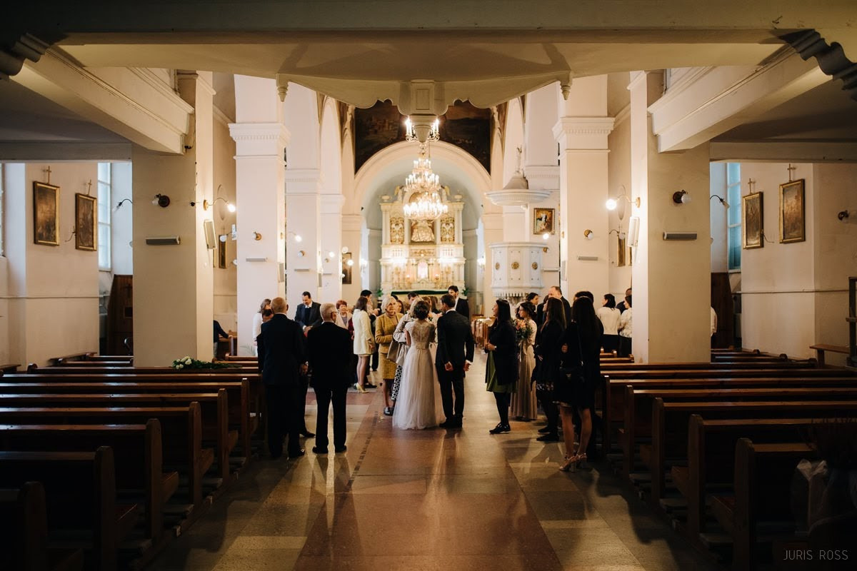 Kāzas rudenī lietainā dienā ar Vecrīgā