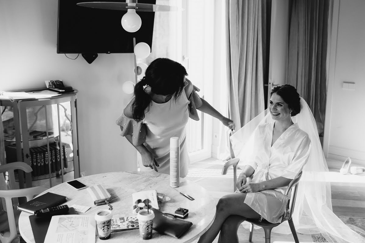 Pozitīvas kāzas Vecrīgā un Jūrmalā ar zagsu, lietu un busiņu