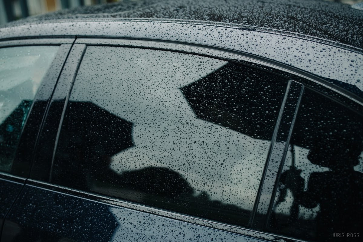 Kāzas rudenī lietainā dienā ar Vecrīgā