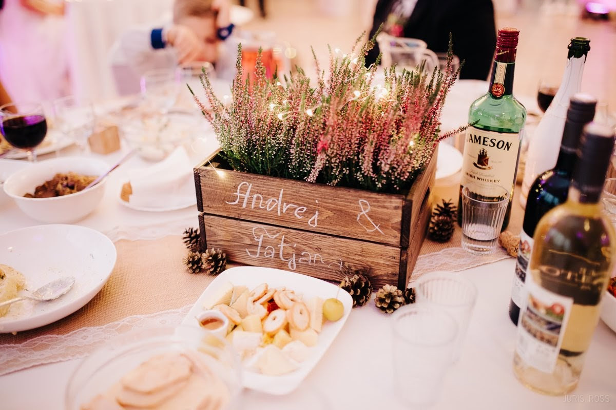 Kāzas rudenī lietainā dienā ar Vecrīgā