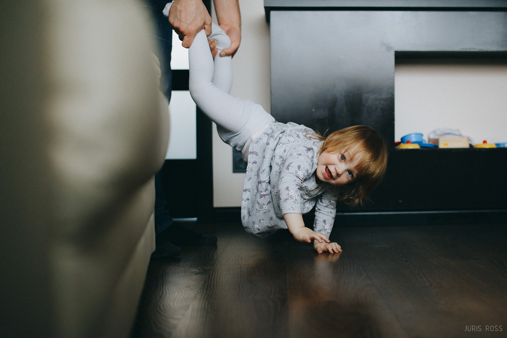 Fotosesija mājās ar dzīvām emocijām un īstām atmiņām