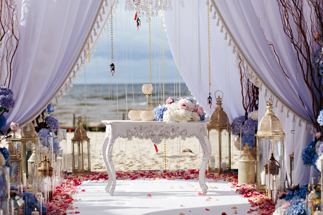 Kāzas LightHouse Jurmala ar ceremonija pludmalē un Augu māja noformēju