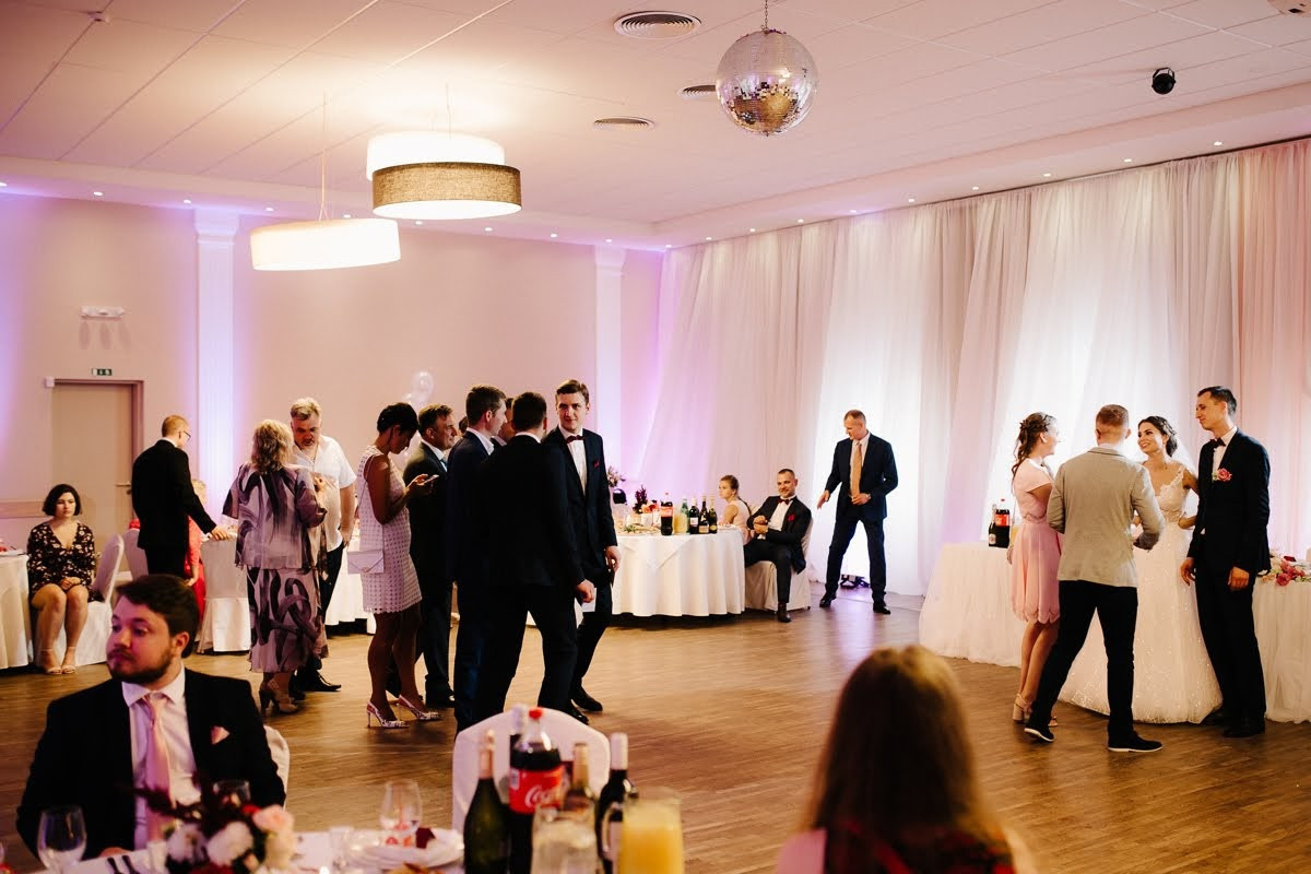 Pozitīvas kāzas Vecrīgā un Jūrmalā ar zagsu, lietu un busiņu