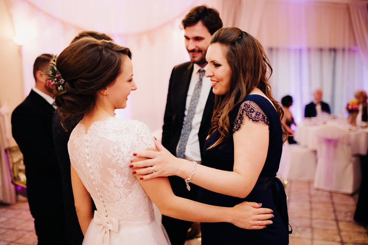 Kāzas rudenī lietainā dienā ar Vecrīgā