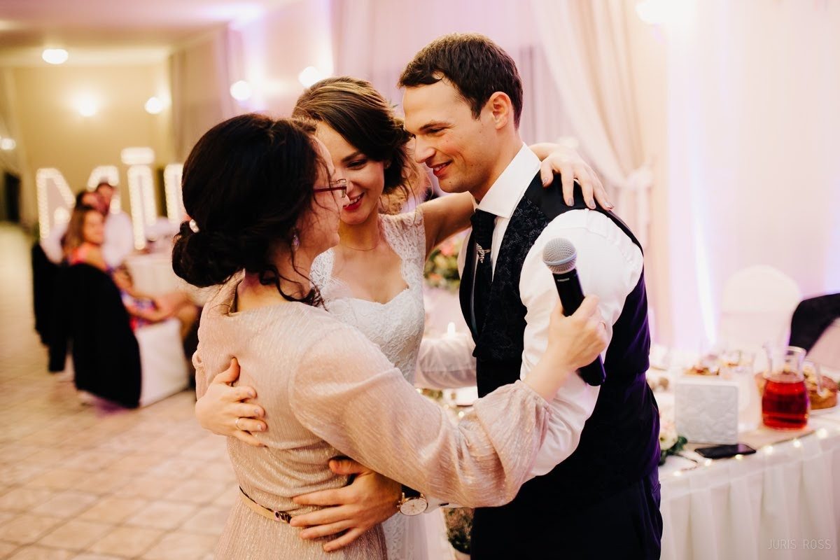 Kāzas rudenī lietainā dienā ar Vecrīgā