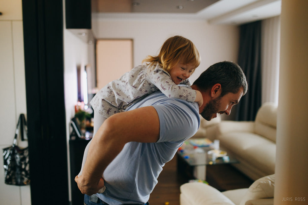 Fotosesija mājās ar dzīvām emocijām un īstām atmiņām