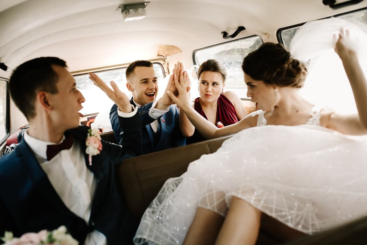 Pozitīvas kāzas Vecrīgā un Jūrmalā ar zagsu, lietu un busiņu