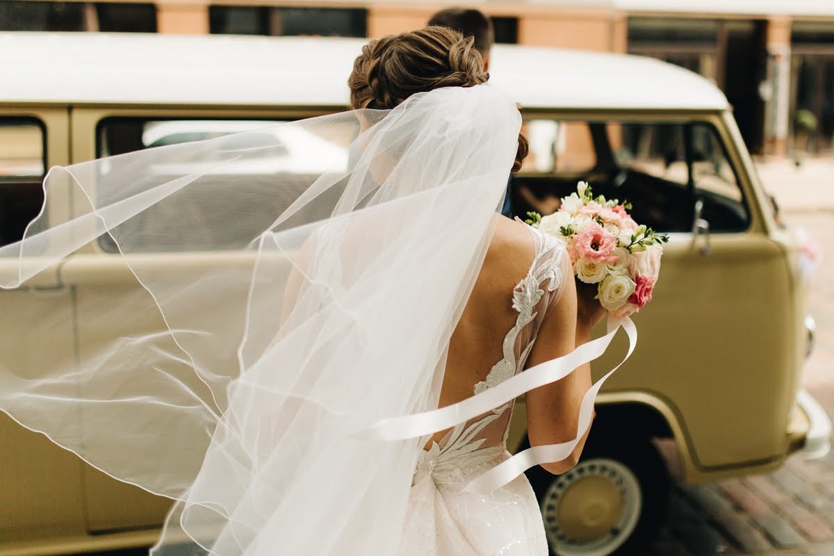 Pozitīvas kāzas Vecrīgā un Jūrmalā ar zagsu, lietu un busiņu