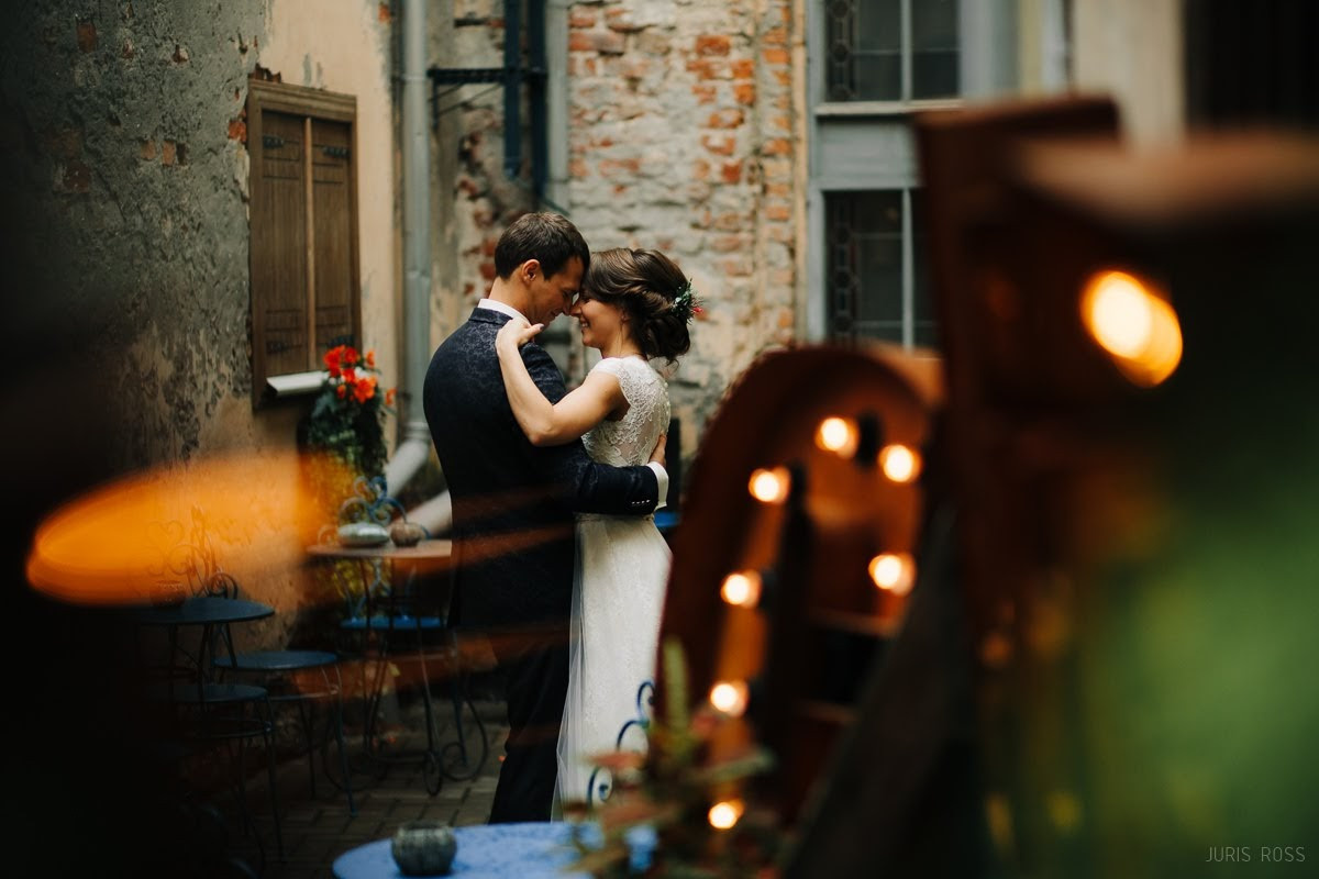 Kāzas rudenī lietainā dienā ar Vecrīgā