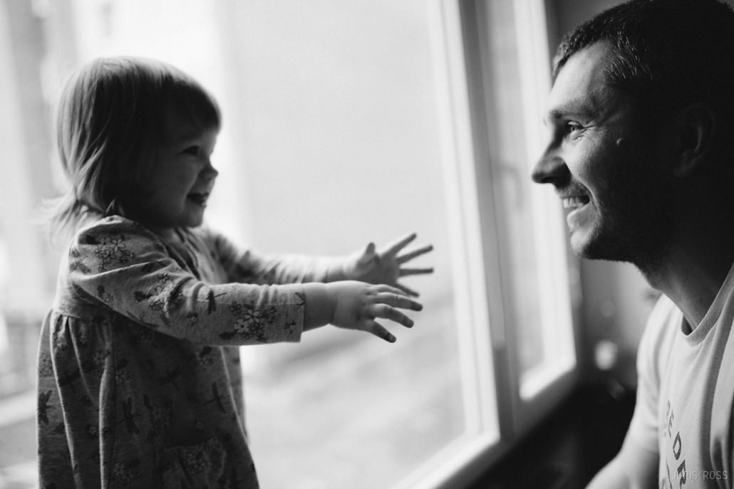 Fotosesija mājās ar dzīvām emocijām un īstām atmiņām