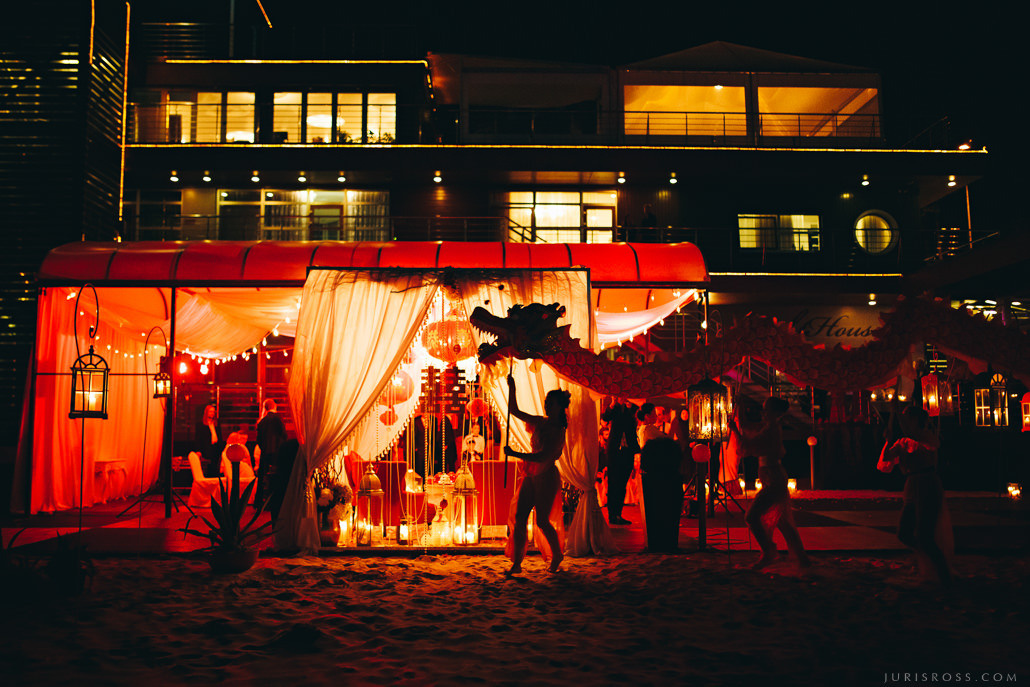 Kāzas LightHouse Jurmala ar ceremonija pludmalē un Augu māja noformēju