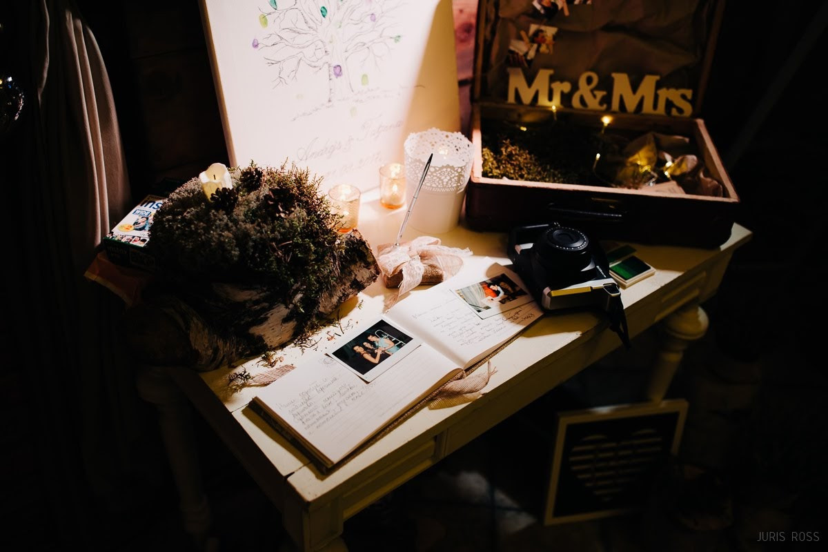 Kāzas rudenī lietainā dienā ar Vecrīgā