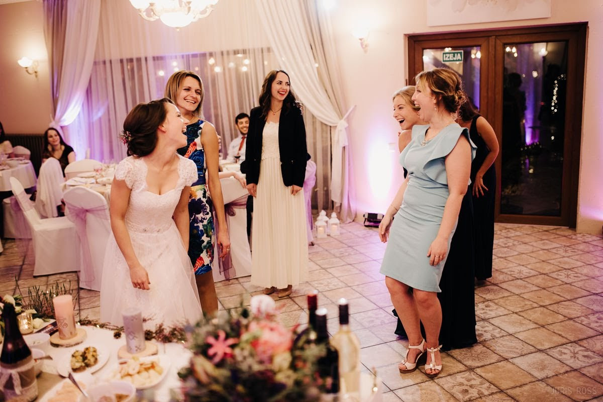 Kāzas rudenī lietainā dienā ar Vecrīgā