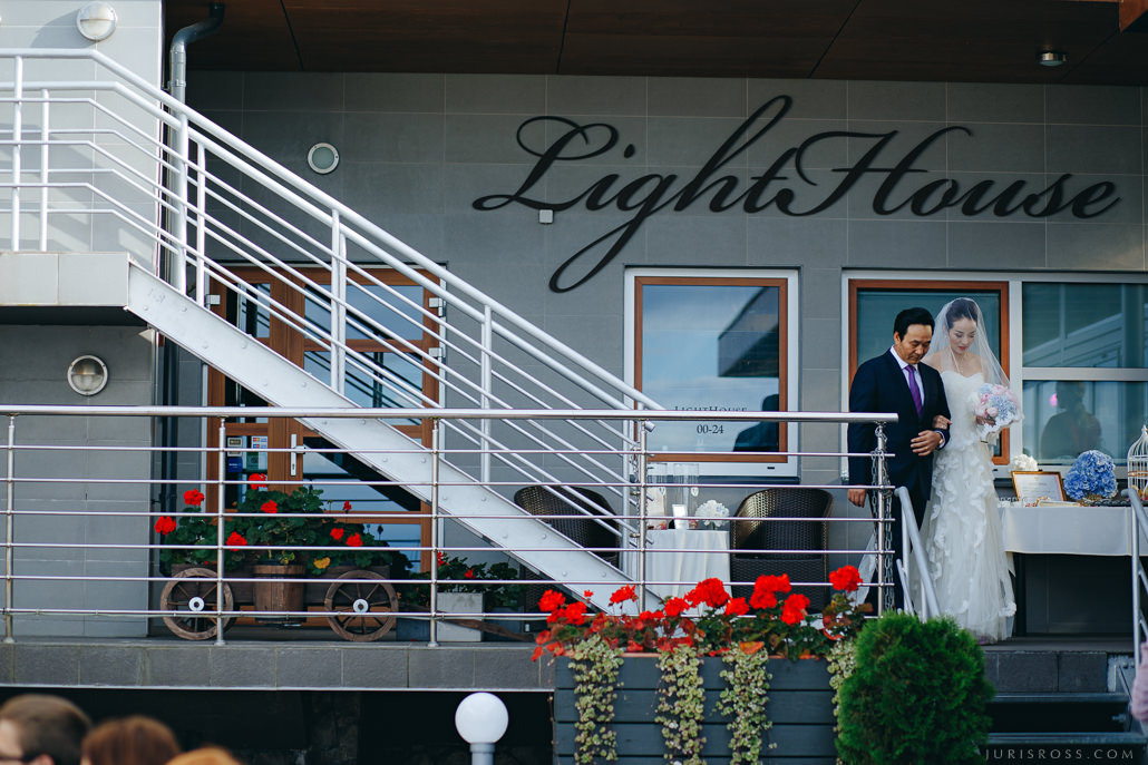 Kāzas LightHouse Jurmala ar ceremonija pludmalē un Augu māja noformēju