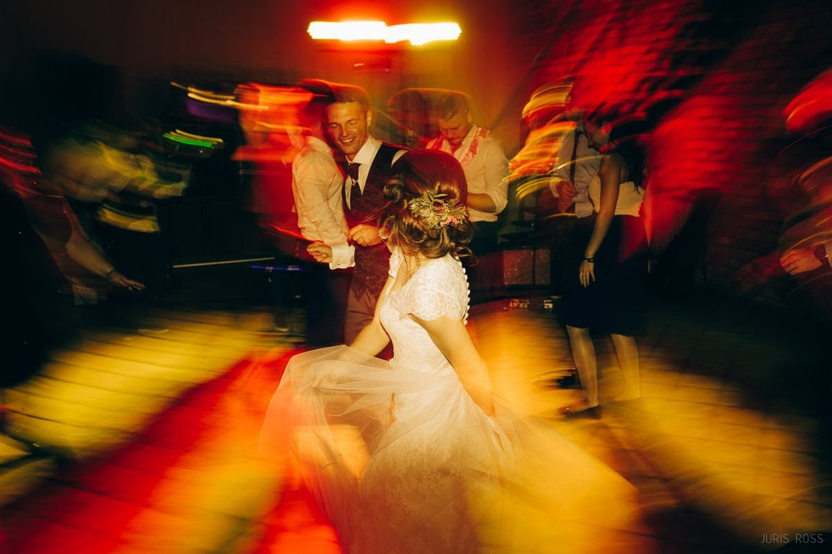 Kāzas rudenī lietainā dienā ar Vecrīgā