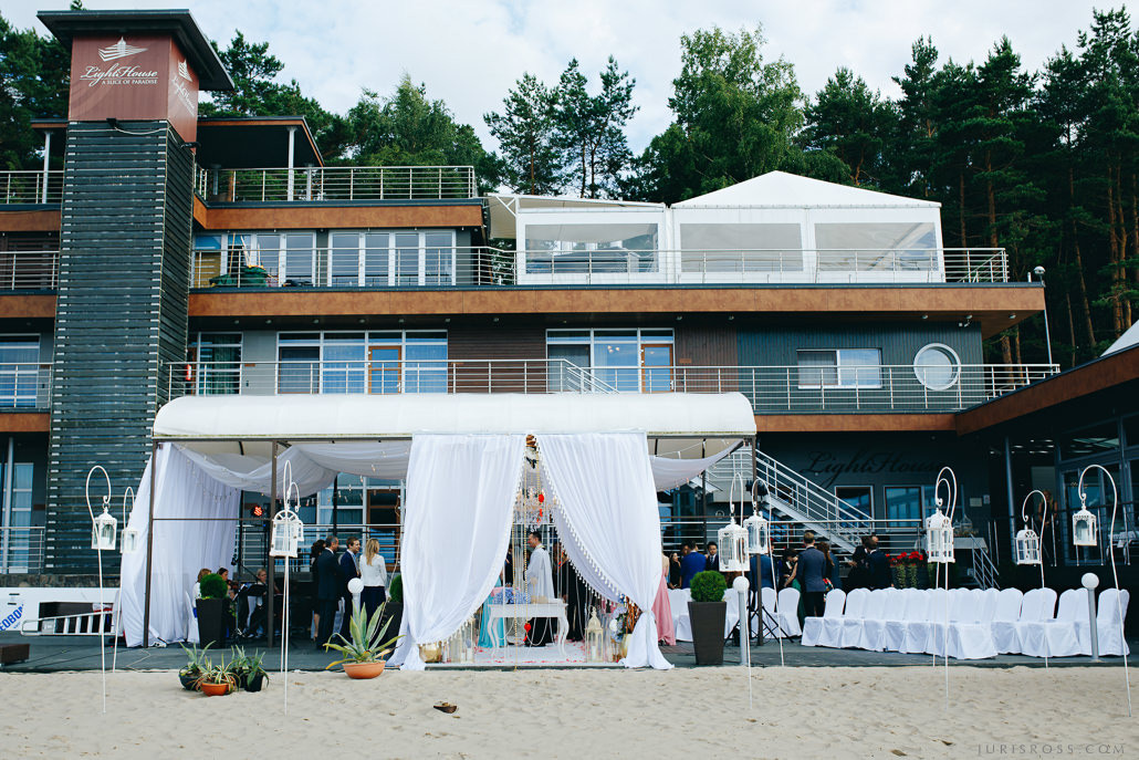 Kāzas LightHouse Jurmala ar ceremonija pludmalē un Augu māja noformēju