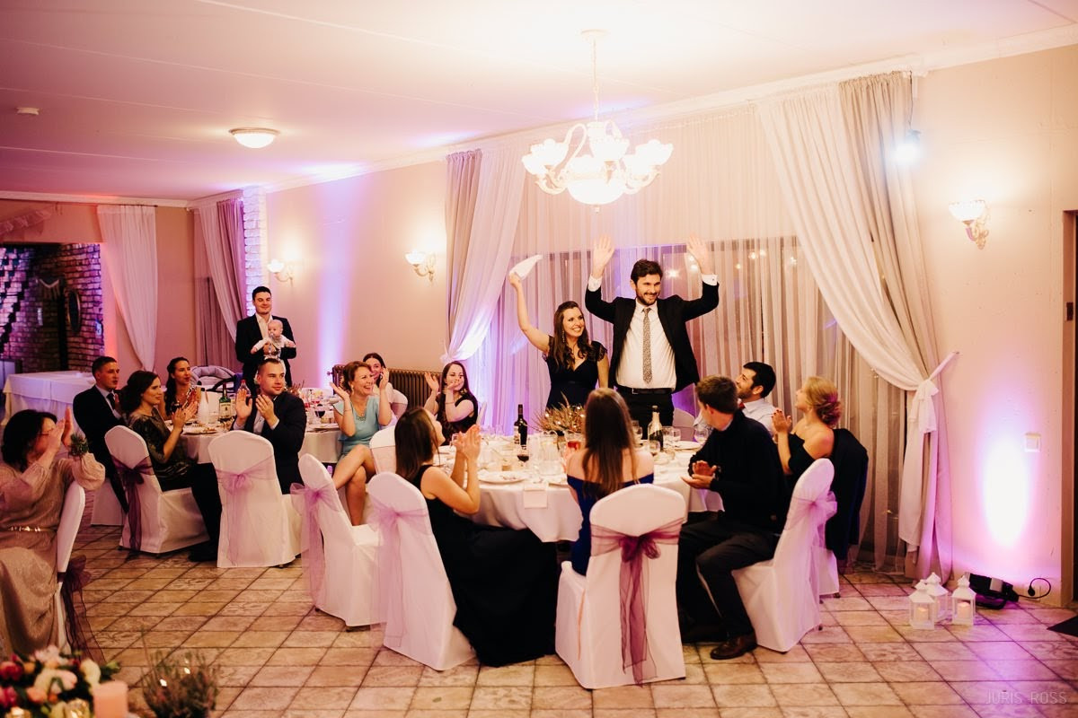 Kāzas rudenī lietainā dienā ar Vecrīgā