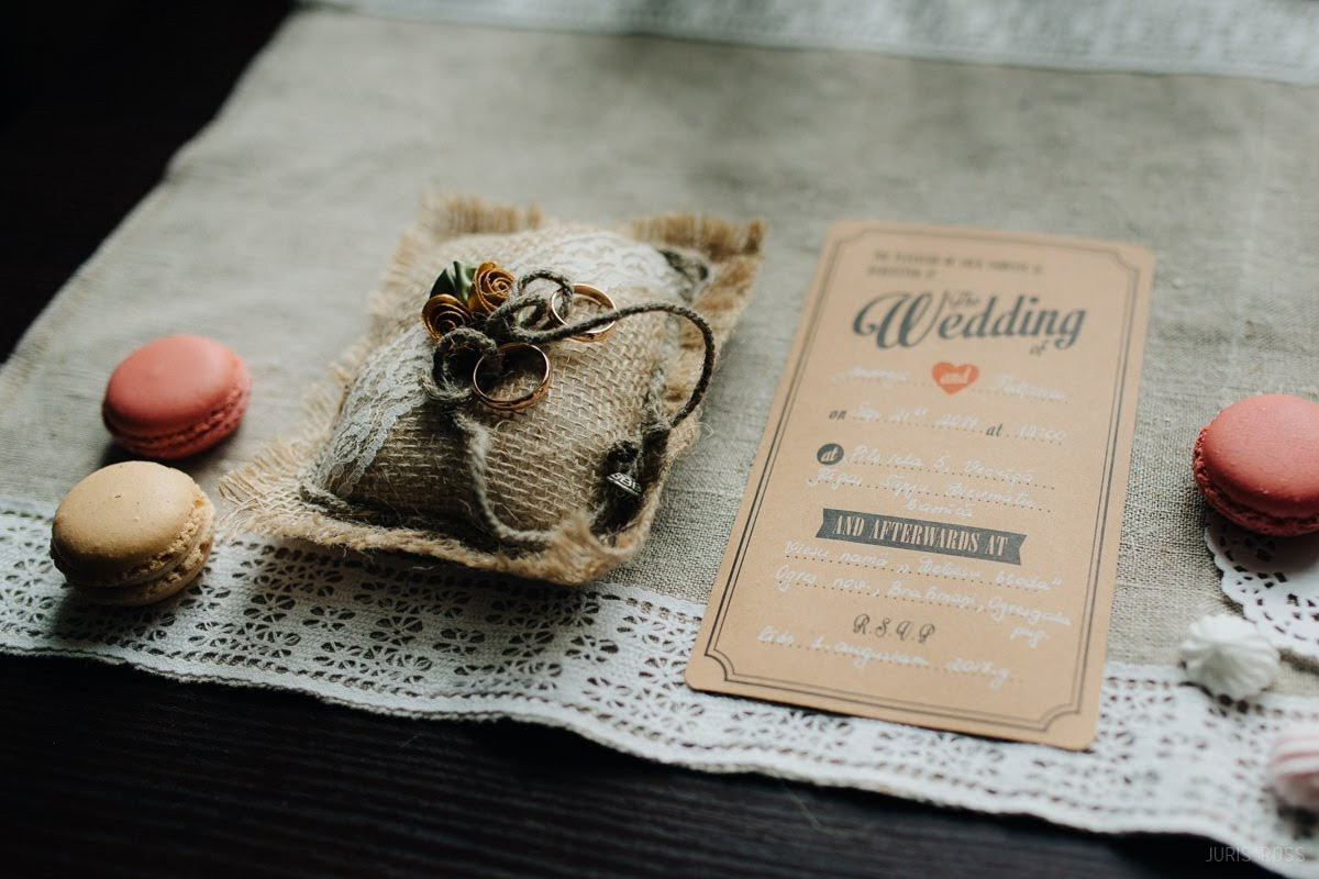 Kāzas rudenī lietainā dienā ar Vecrīgā