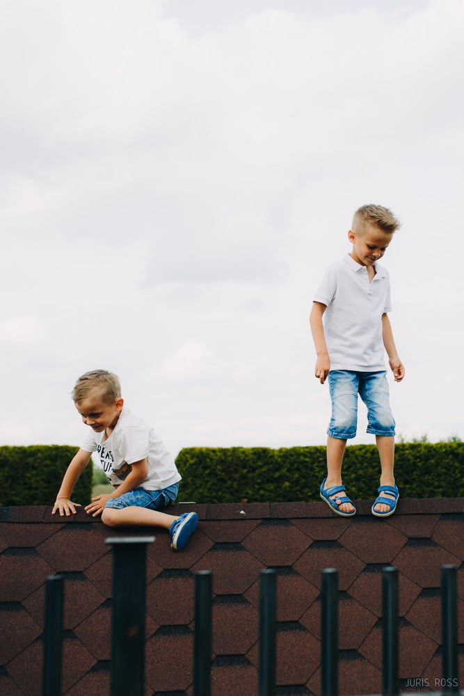 Ja mājās trīs puikas, mammai jātur līdzi