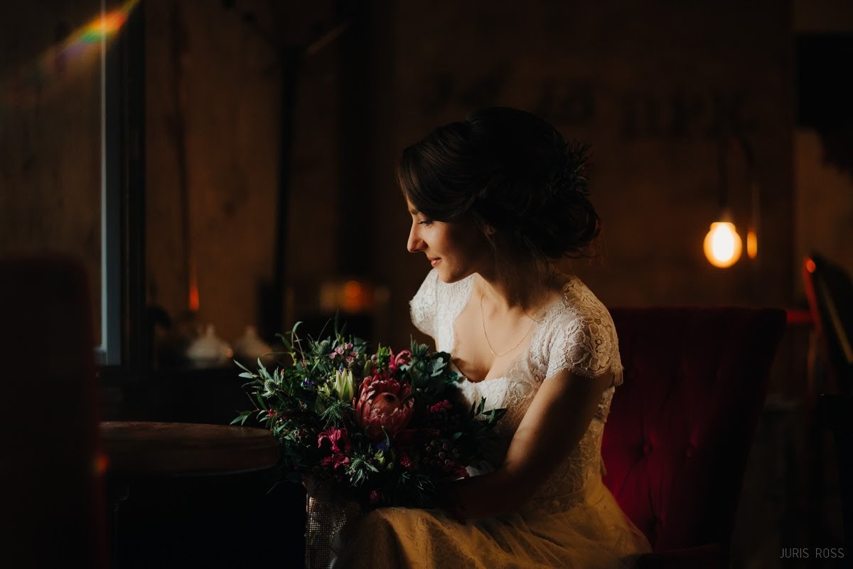 Kāzas rudenī lietainā dienā ar Vecrīgā