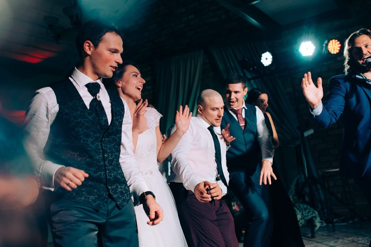 Kāzas rudenī lietainā dienā ar Vecrīgā