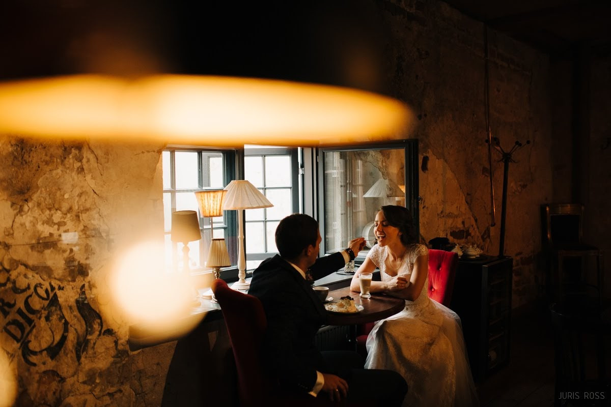 Kāzas rudenī lietainā dienā ar Vecrīgā