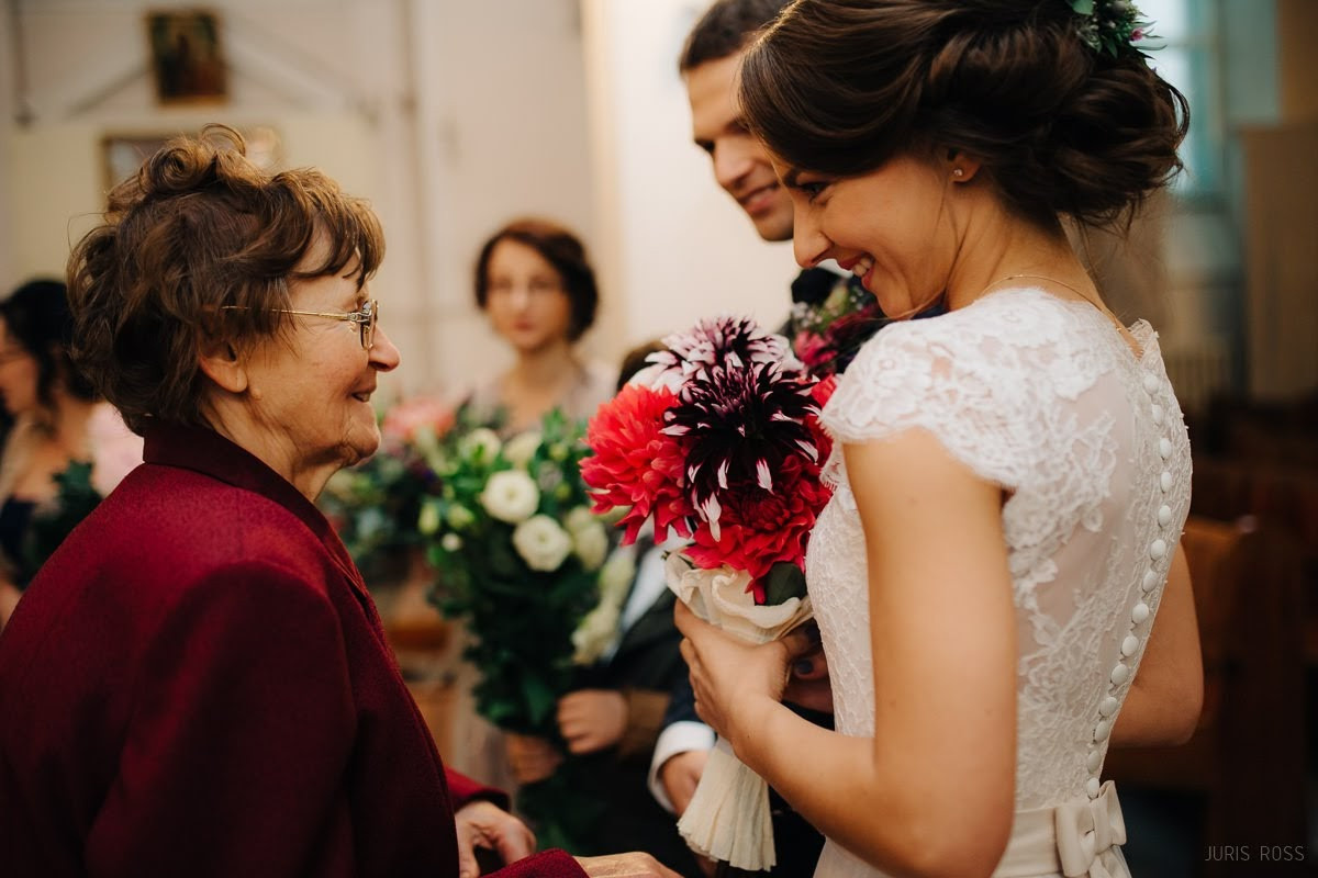 Kāzas rudenī lietainā dienā ar Vecrīgā