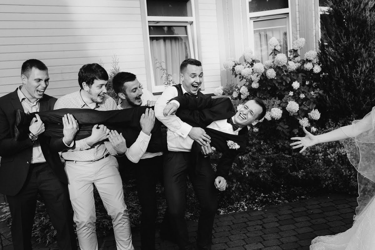 Pozitīvas kāzas Vecrīgā un Jūrmalā ar zagsu, lietu un busiņu