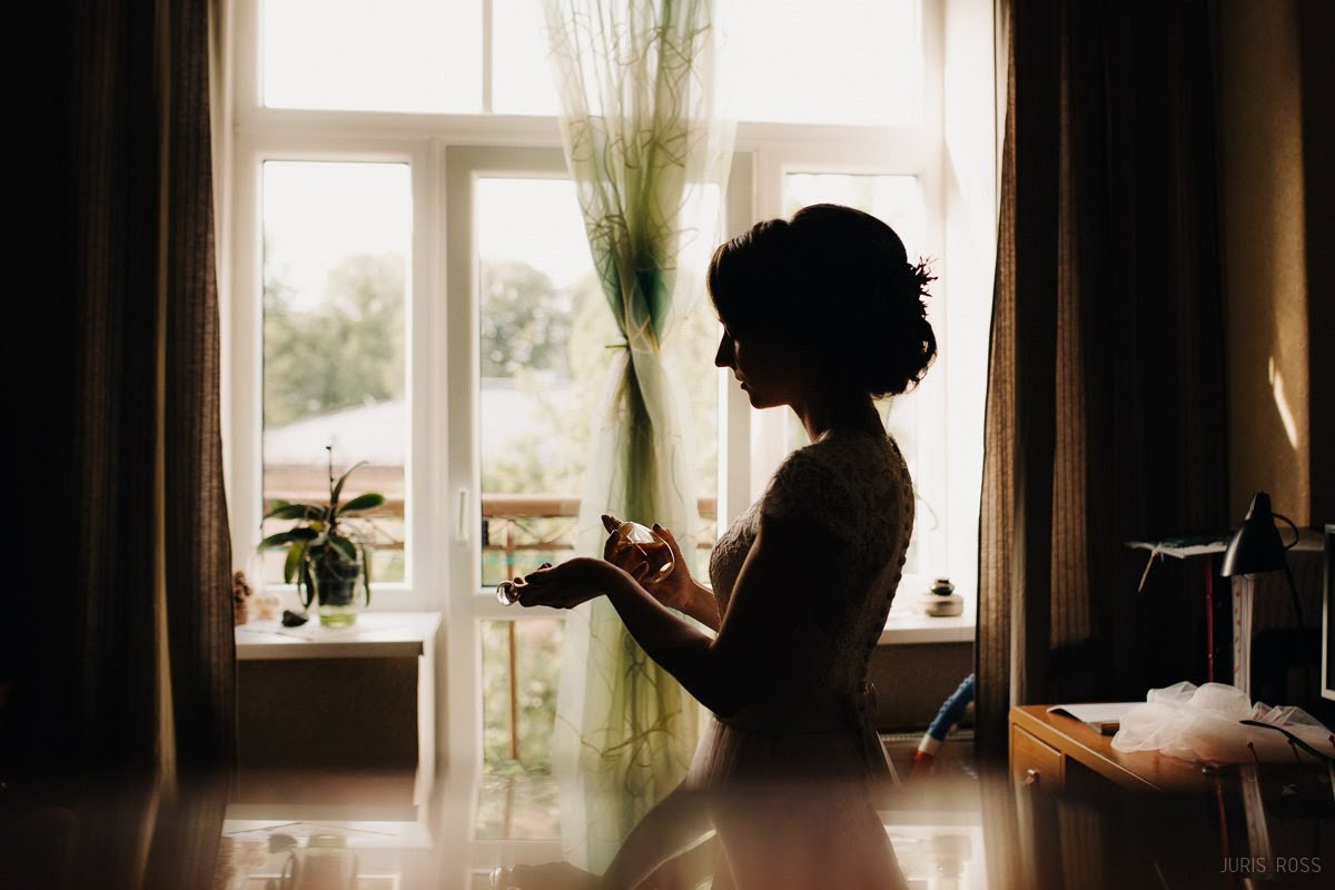 Kāzas rudenī lietainā dienā ar Vecrīgā