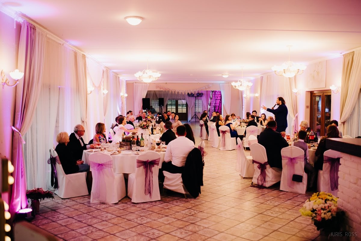 Kāzas rudenī lietainā dienā ar Vecrīgā