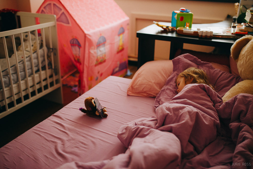 Fotosesija mājās ar dzīvām emocijām un īstām atmiņām