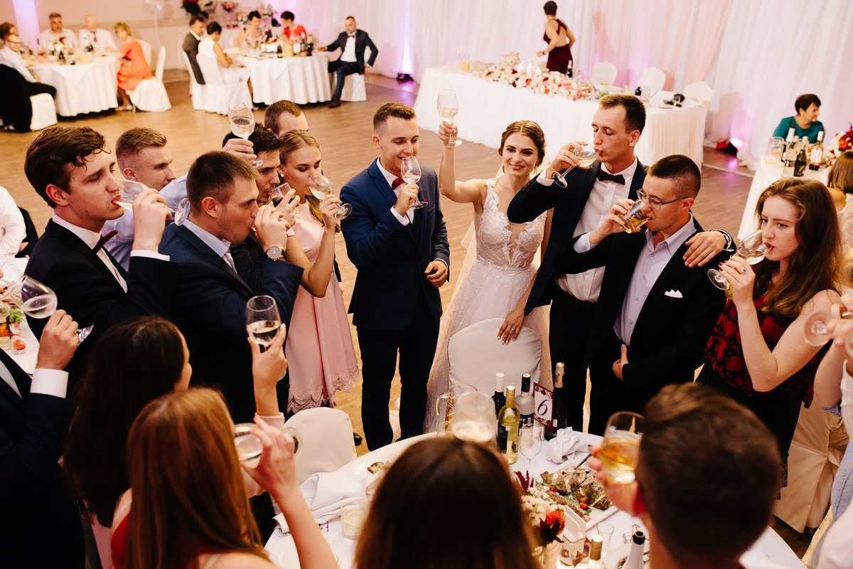 Pozitīvas kāzas Vecrīgā un Jūrmalā ar zagsu, lietu un busiņu