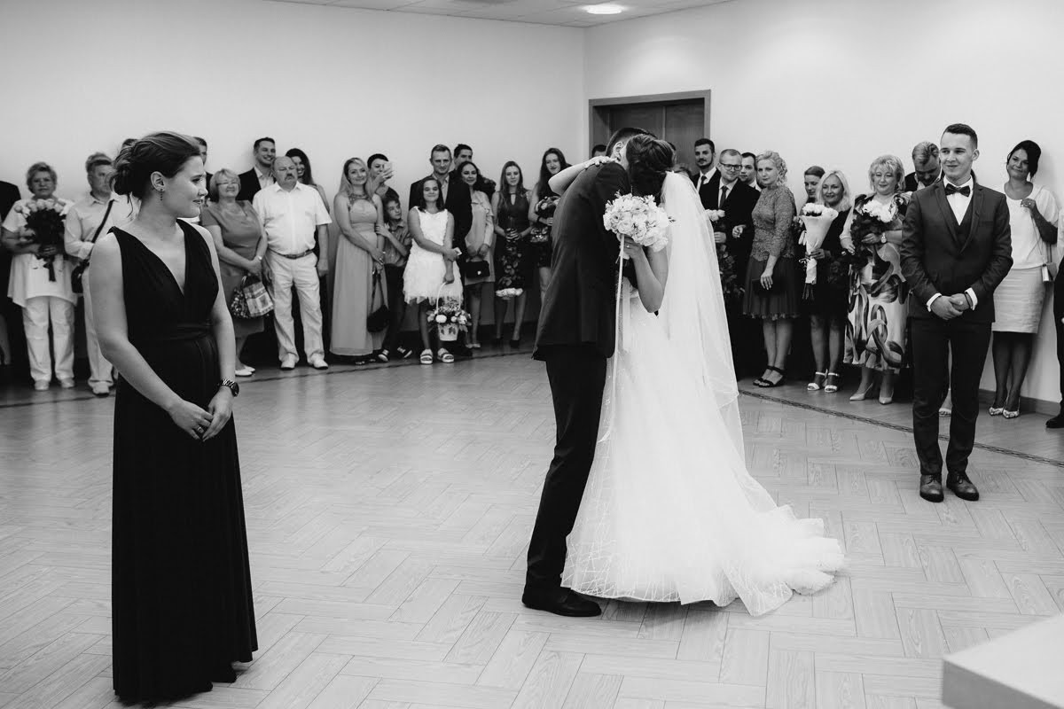 Pozitīvas kāzas Vecrīgā un Jūrmalā ar zagsu, lietu un busiņu