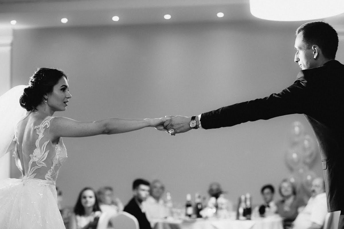 Pozitīvas kāzas Vecrīgā un Jūrmalā ar zagsu, lietu un busiņu