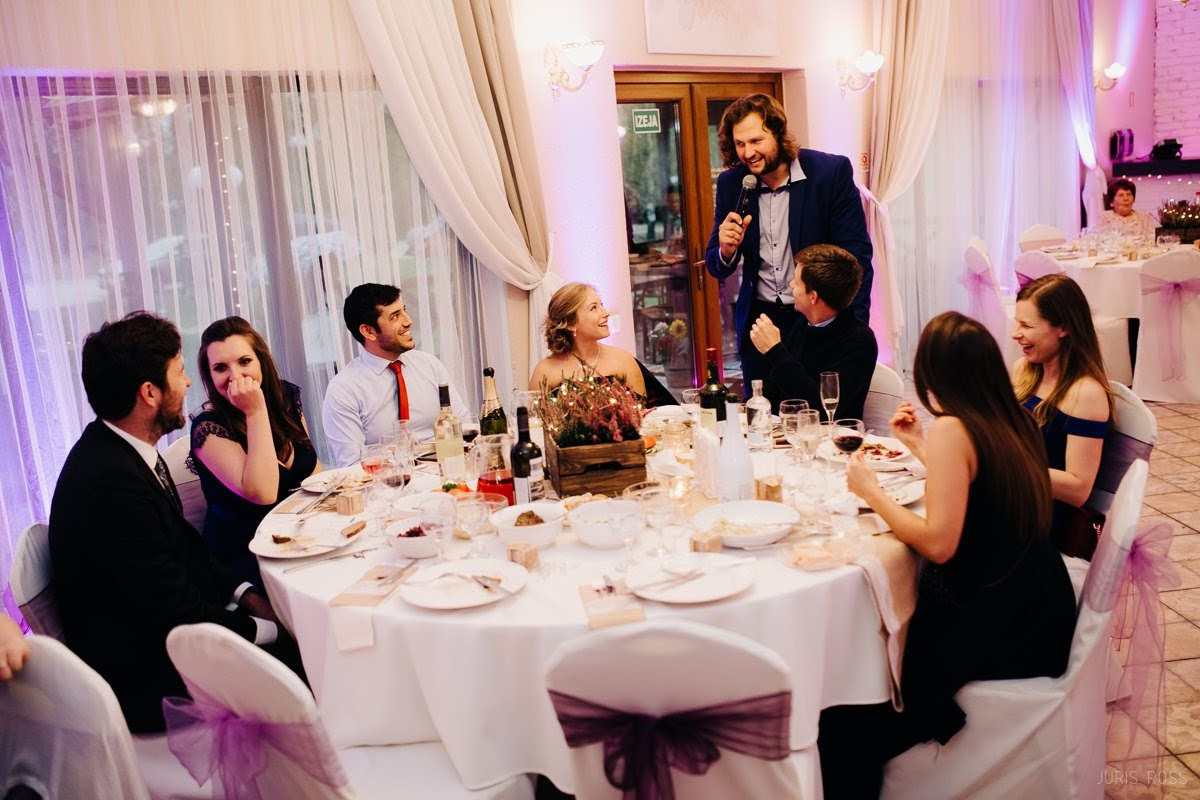 Kāzas rudenī lietainā dienā ar Vecrīgā