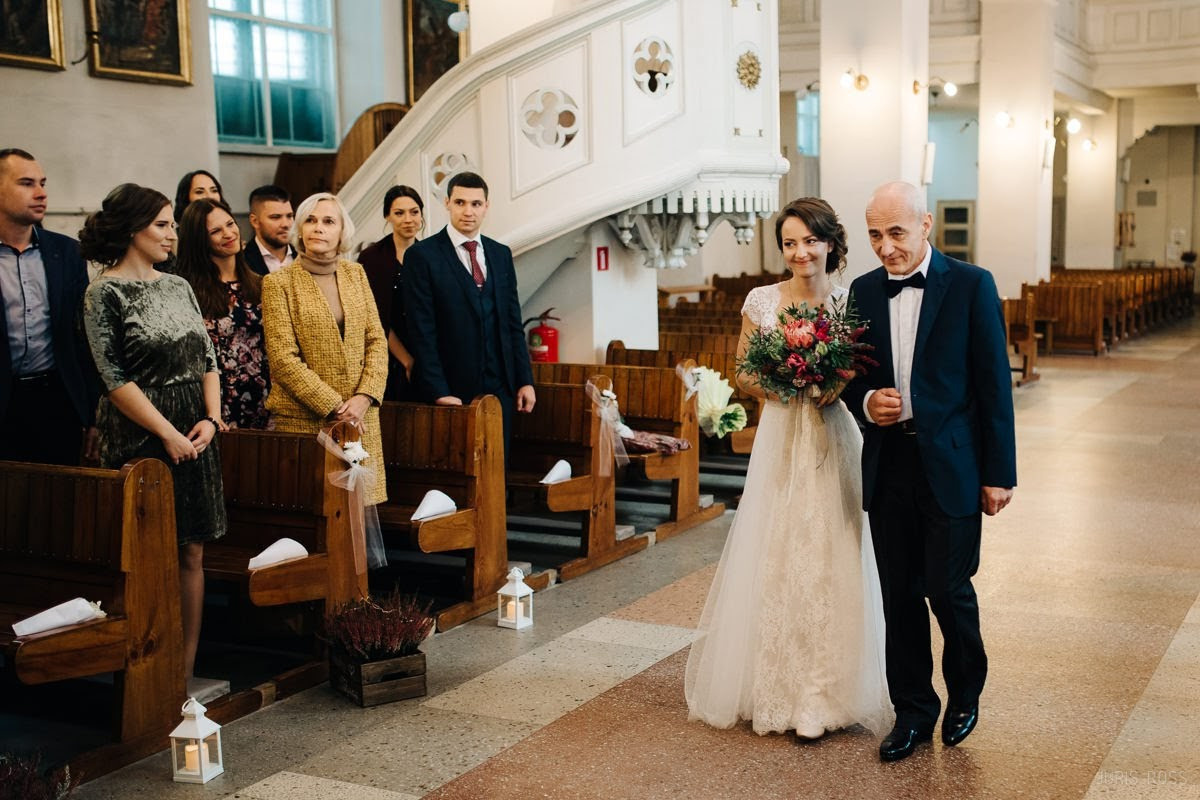 Kāzas rudenī lietainā dienā ar Vecrīgā