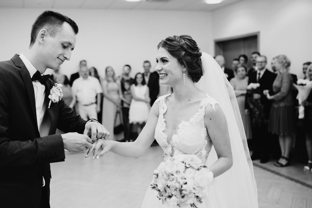 Pozitīvas kāzas Vecrīgā un Jūrmalā ar zagsu, lietu un busiņu