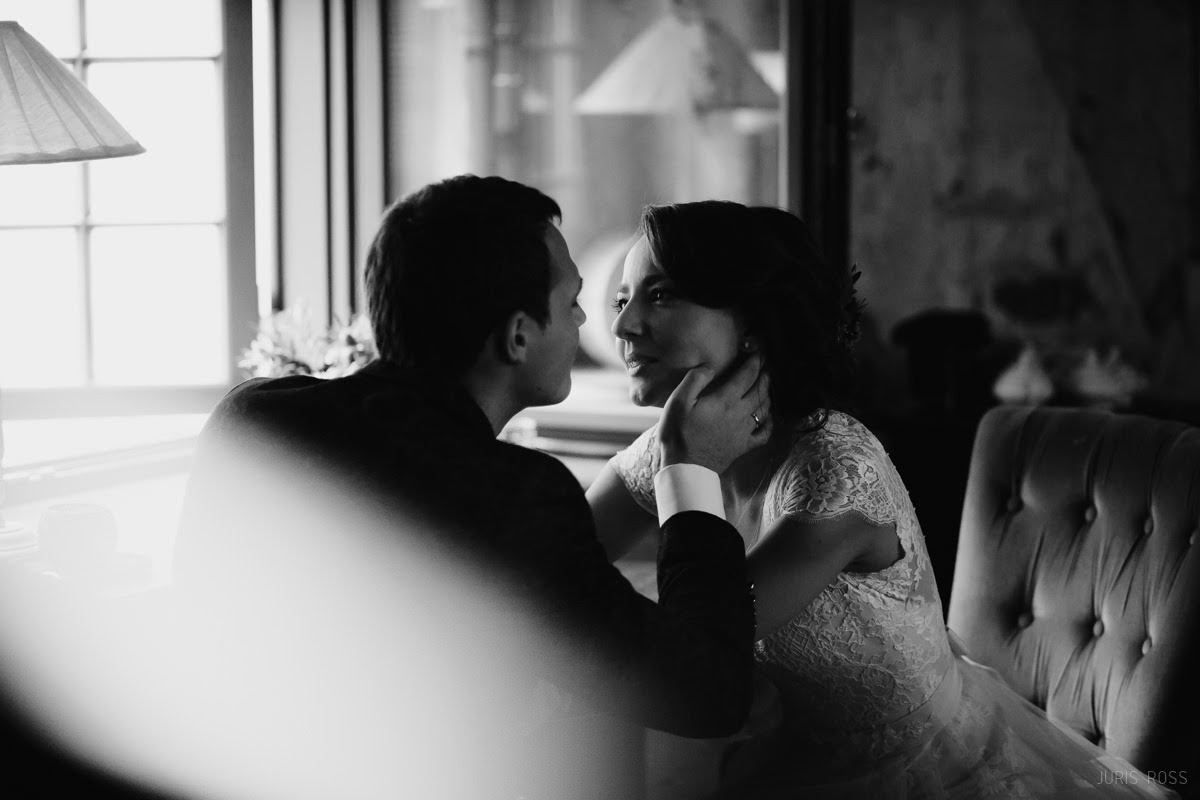 Kāzas rudenī lietainā dienā ar Vecrīgā