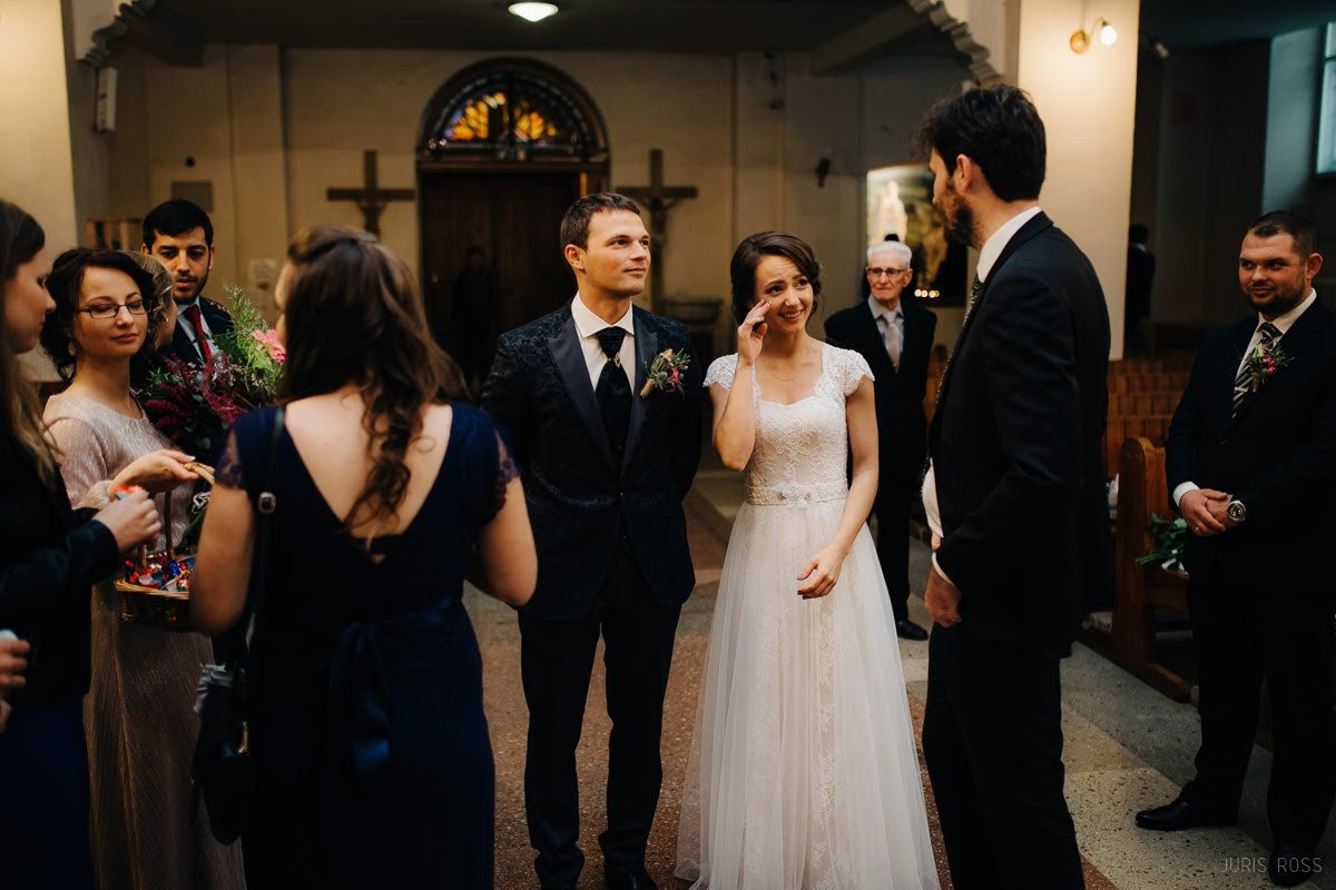 Kāzas rudenī lietainā dienā ar Vecrīgā