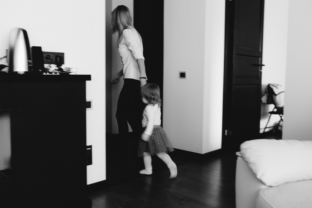 Fotosesija mājās ar dzīvām emocijām un īstām atmiņām