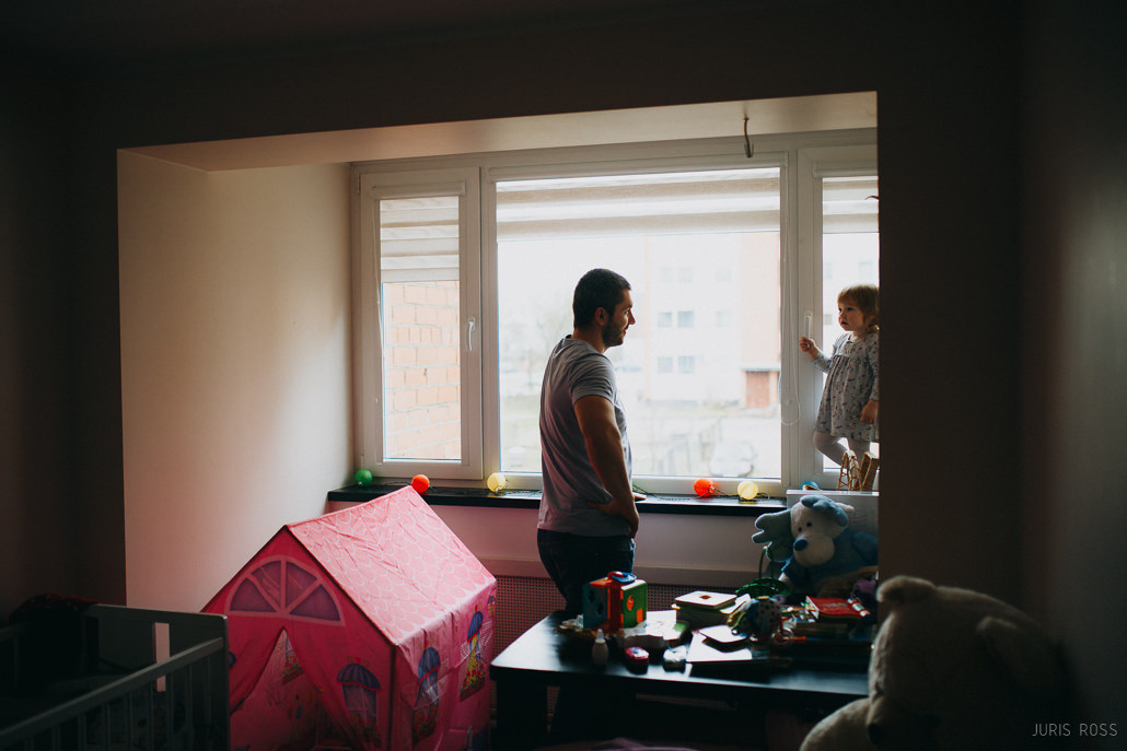 Fotosesija mājās ar dzīvām emocijām un īstām atmiņām