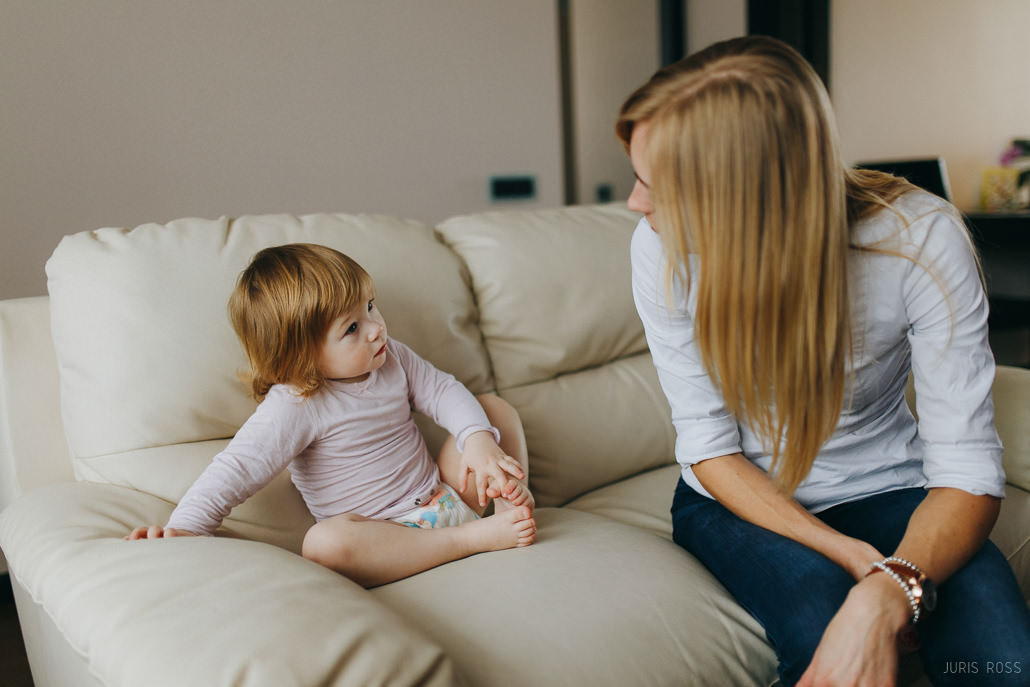 Fotosesija mājās ar dzīvām emocijām un īstām atmiņām