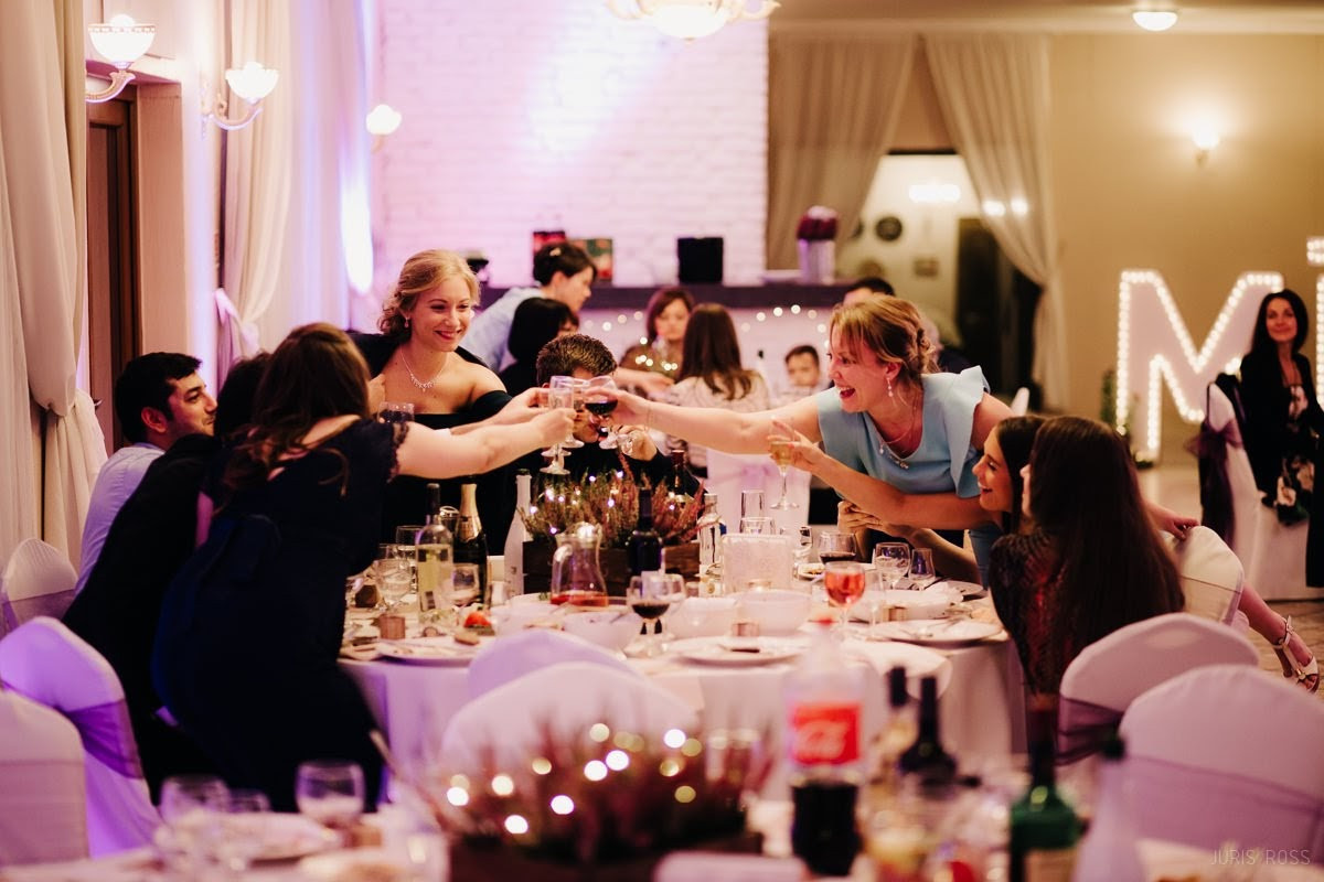 Kāzas rudenī lietainā dienā ar Vecrīgā