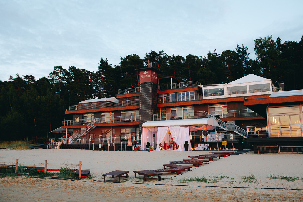 Kāzas LightHouse Jurmala ar ceremonija pludmalē un Augu māja noformēju