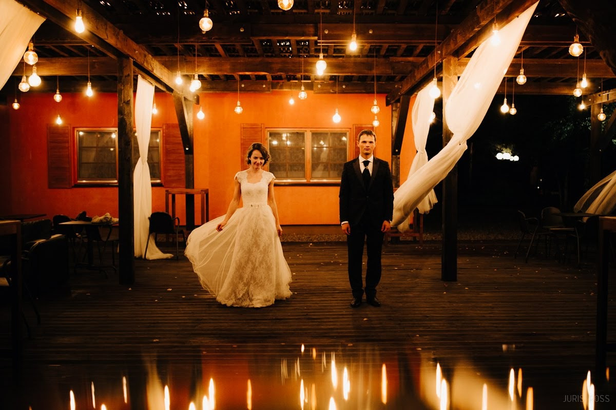 Kāzas rudenī lietainā dienā ar Vecrīgā