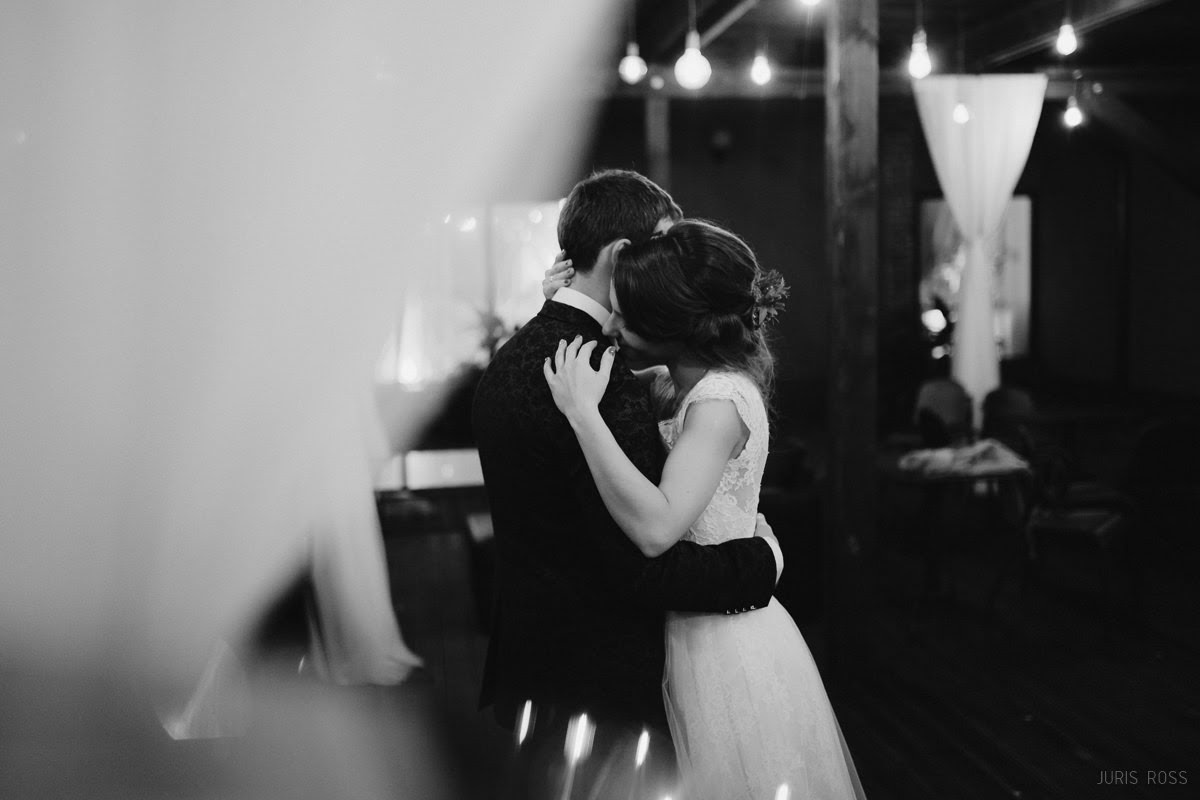 Kāzas rudenī lietainā dienā ar Vecrīgā