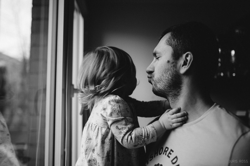 Fotosesija mājās ar dzīvām emocijām un īstām atmiņām